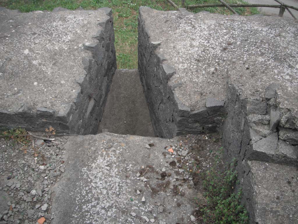 Tower V, Pompeii. May 2011. Detail of arrow slit. Photo courtesy of Ivo van der Graaff.