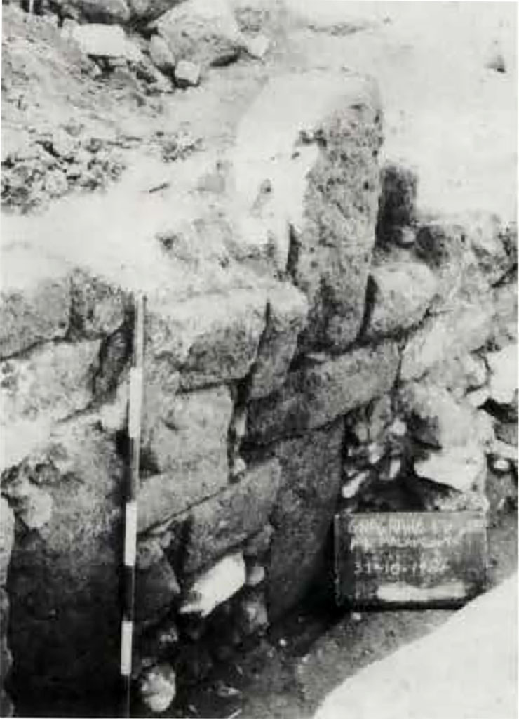 Gragnano proprietà Malafronte. 1984. Fig. 7. Particolare del muro 1 in opera a telaio.
Gragnano proprietà Malafronte. 1984. Fig. 7. Detail of the wall 1 in opera a telaio.
Vedi/See Miniero P., Di Giovanni V., Gasperetti, G. Insediamenti di età repubblicana nell' ager Stabianus in Rivista di Studi Pompeiani V, 1991-2, p. 25 fig. 7.
