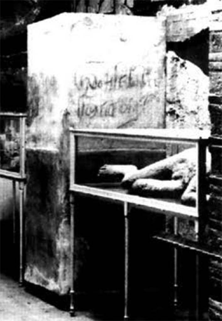 Boscoreale, Villa rustica in fondo D’Acunzo. 
Old photo of pilaster “a” in Pompeii Antiquarium.
The importance of these inscriptions and graffiti meant the removal of the pilaster was advisable.
According to Della Corte in 1921 it was in the Pompei Antiquarium.
See Notizie degli Scavi di Antichità, 1921, p. 437.
Unfortunately the pillar was destroyed in the bombing of 1943.