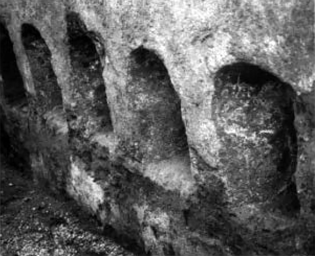 Scafati, via Spinelli. Particolare delle finestre feritoie della cella vinaria.
Detail of the slit windows of the cella vinaria.
See Marisa De' Spagnolis Conticello. Di due ville rustiche rinvenute a Scafati (SA), in via Spinelli ed in via Poggiomarino in Rivista di Studi Pompeiani, Vol. VI, 1993-94 p.140 Fig. 6.
