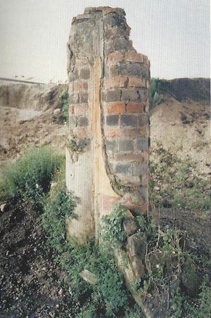 Gragnano, Villa rustica in Località Carmiano, Villa A. 1998. Intercolumnium in room 12 and room 6. 