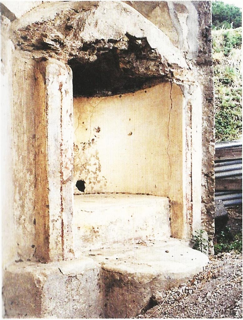 Stabiae, Secondo Complesso. Aedicula lararium niche in north-east corner of room at rear of room 13.
According to la Vega –
Portici 23 Settembre 1775.
In Stabia si è levato in frantumi il pavimento di musaico negri notato nel rapporto de 26 agosto, per mandare dentro de’ sacchi le pietre di musaico a Canart. Ho fatto mutare il lavoro di Stabia in altro sito, dove a Mastro Antonio ha parso più proprio per fare de’ ritrovamenti da mandare al Museo………………. Non molto lontano da questo fu trovata in tempi addietro una stalla e le rote di un carro. Gli dissi nel passato rapporto che si lavorava nel cortile della solita casa; in questo s’era scoperta una nicchia che avendovi fatto per poco approfondare, vi si è trovato il piede d’una statua di marmo; e pero ho stimato, prima di abbondonare questo luogo, di ordinare che vi si faccia all’intorno qualche ricerca per ritrovare, se mai vi fosse, la corrispondente statua; lo che credo sia di sua approvazione….. la Vega (minuta).
Dal 18 di settembre al 31 di ottobre si scavò la sala o exedra notata col. No.19 nella Tav. V. – V. il Giornale di la Vega dal 1775 al 1778.

(Portici 23, September 1775.
In Stabia, the black floor noted in the report of 26th August was lifted in fragments, to send the mosaic stones in sacks to Canart. I have changed the work at Stabia to another site, where it seemed to Mastro Antonio to make precisely more finds to be sent to the Museum……………. Not far from this was found in former times, a stable and the wheels of a wagon. I told him in the past report, that we worked in the courtyard of the usual house; in this a niche had been discovered, which having been made to deepen it for a little bit, a foot of a marble statue was found, and therefore I have thought before abandoning this place, to order that some search be made around it to find, if at all, the corresponding statue; which I think will be to your approval…………… la Vega (minuta).
From the 18th September to the 31st October, the room or exedra noted as No.19 was excavated, as in Tav. V. – See the Journal of la Vega from 1775 to 1778.)
See Ruggiero M., 1881. Degli scavi di Stabia dal 1749 al 1782, Naples, (p.231).

