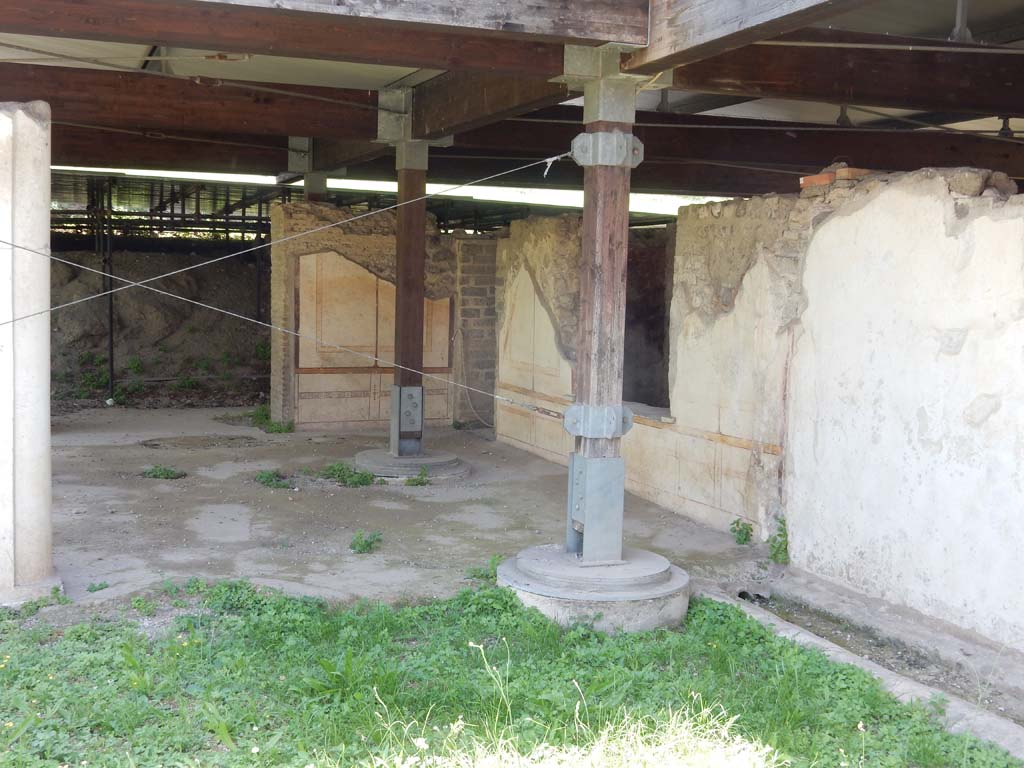 Stabiae, Villa Arianna, June 2019. Looking towards south-west corner of room U, detail of wall decoration.
Photo courtesy of Buzz Ferebee.
