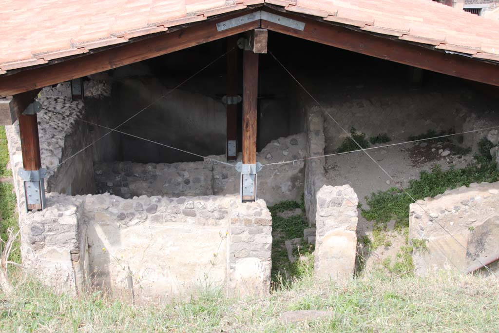 Stabiae, Villa Arianna, September 2021. Looking north towards rooms 77 and 79. Photo courtesy of Klaus Heese.
According to Giacobello –
“In a room probably intended for the non-free members of the familia, a niche was created with a cultural function in a recess in the south wall; this lararium niche interrupted the Fourth Style fresco that decorated the room, which is also present on the west wall. The other walls are devoid of decoration and simply plastered.”
See Giacobello, F., 2008. Larari Pompeiani: Iconografia e culto dei Lari in ambito domestico. Milano: LED Edizioni, (p.224, no.8).
