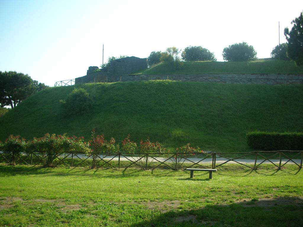 Tower V, Pompeii. May 2010. Looking west towards Tower at south end of east wall of City. Photo courtesy of Ivo van der Graaff.